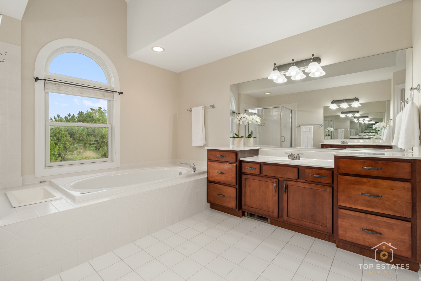 175 Clover Hill Lane, North Barrington, IL 60010