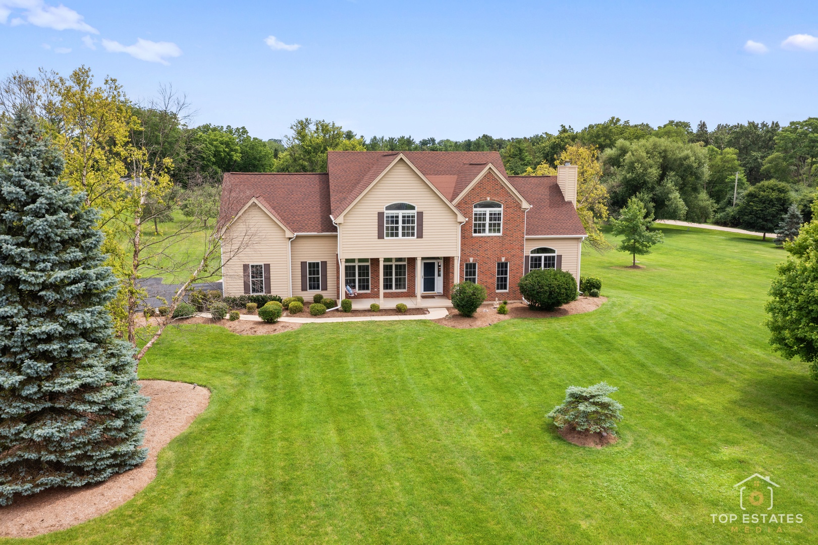 175 Clover Hill Lane, North Barrington, IL 60010