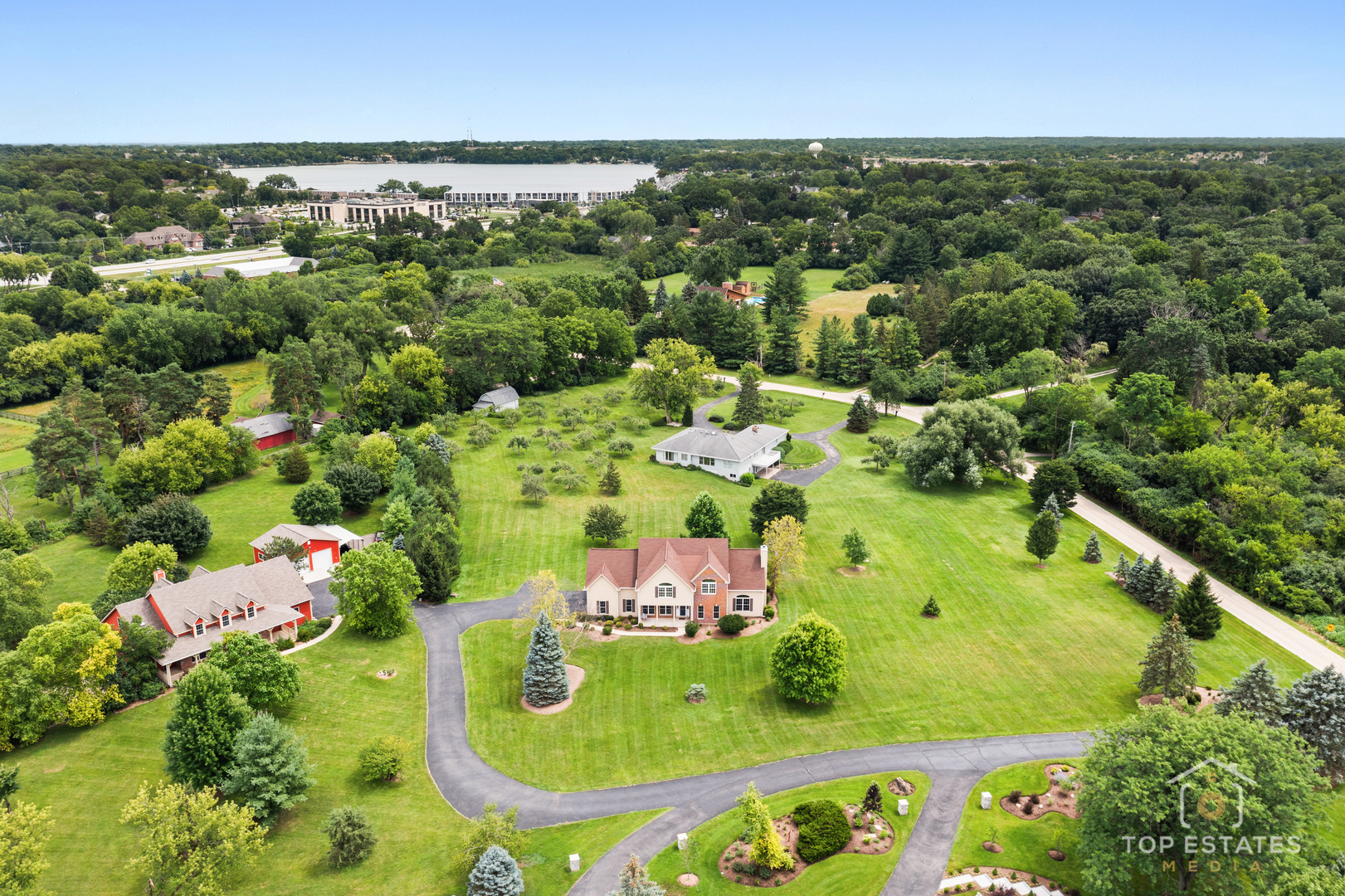 175 Clover Hill Lane, North Barrington, IL 60010