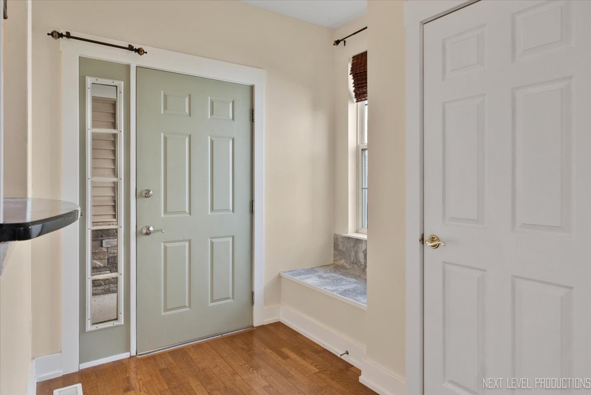 910 Genesee Drive, Naperville, IL 60563