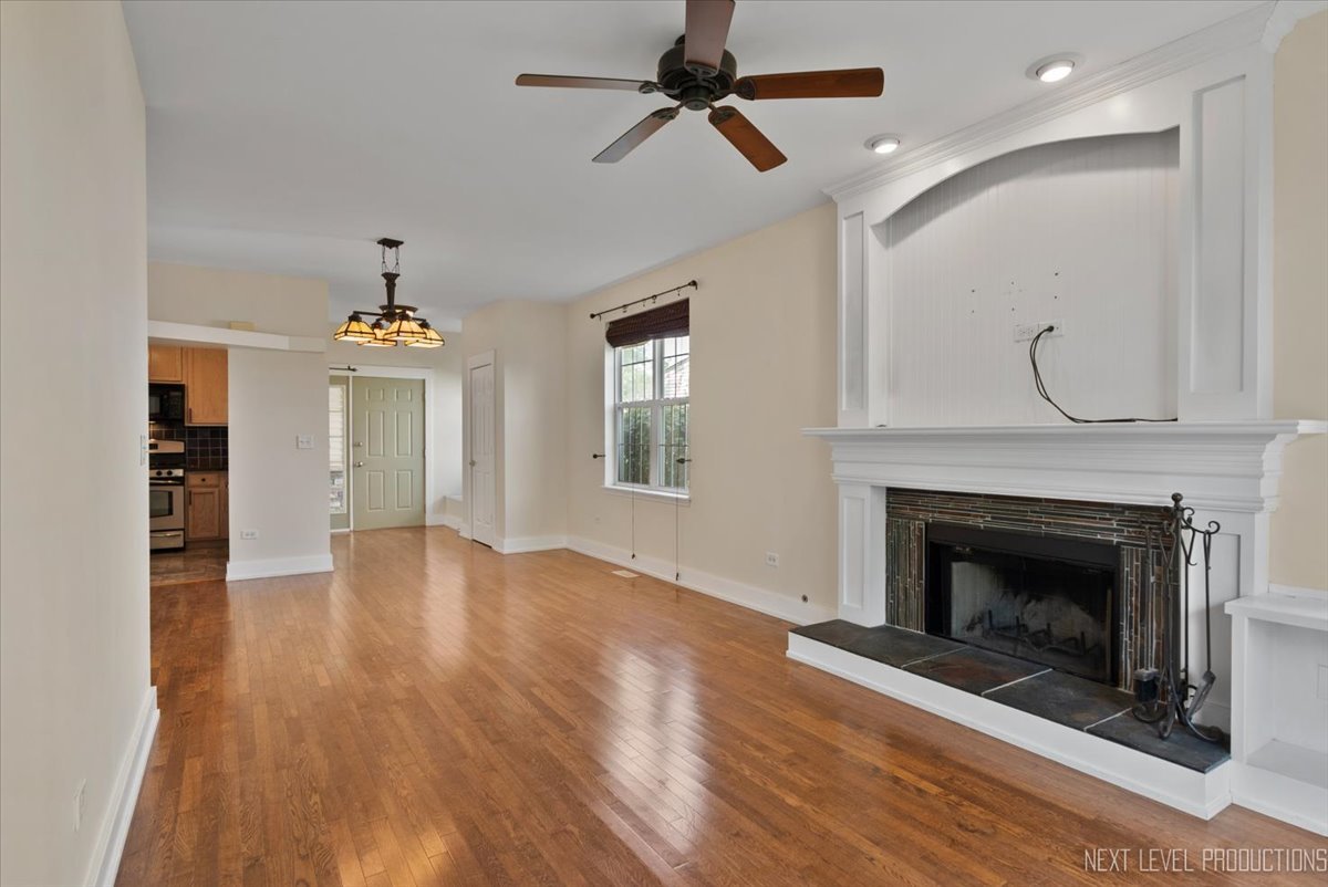 910 Genesee Drive, Naperville, IL 60563