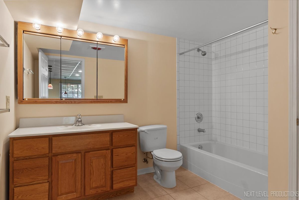 910 Genesee Drive, Naperville, IL 60563