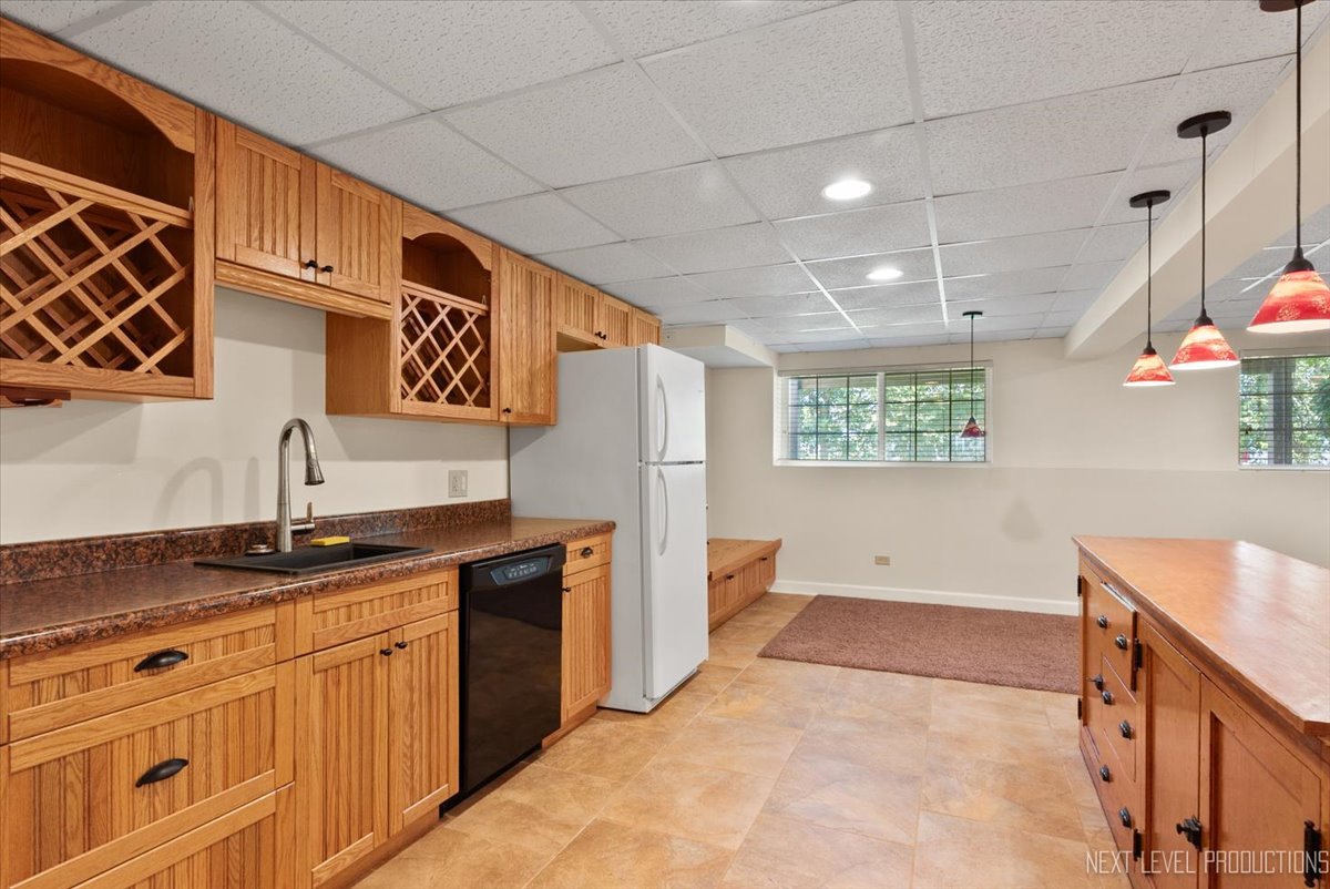 910 Genesee Drive, Naperville, IL 60563