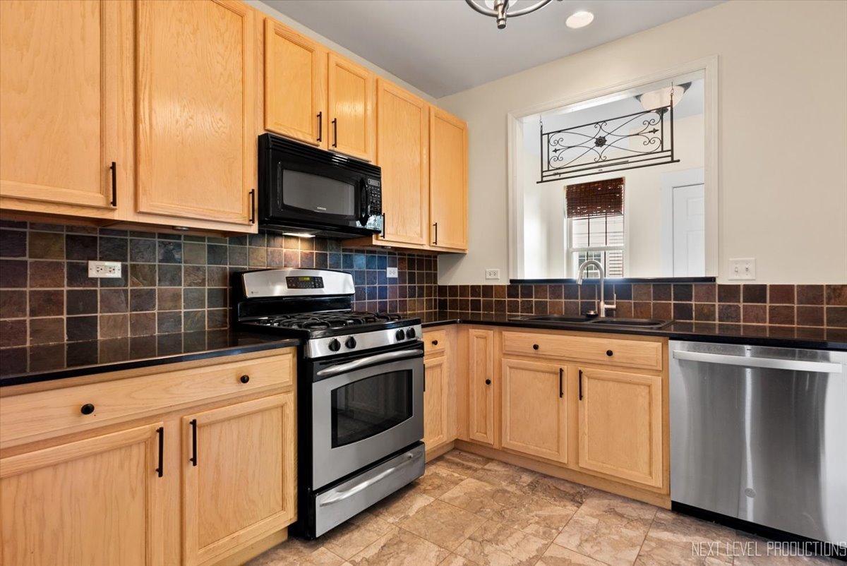 910 Genesee Drive, Naperville, IL 60563