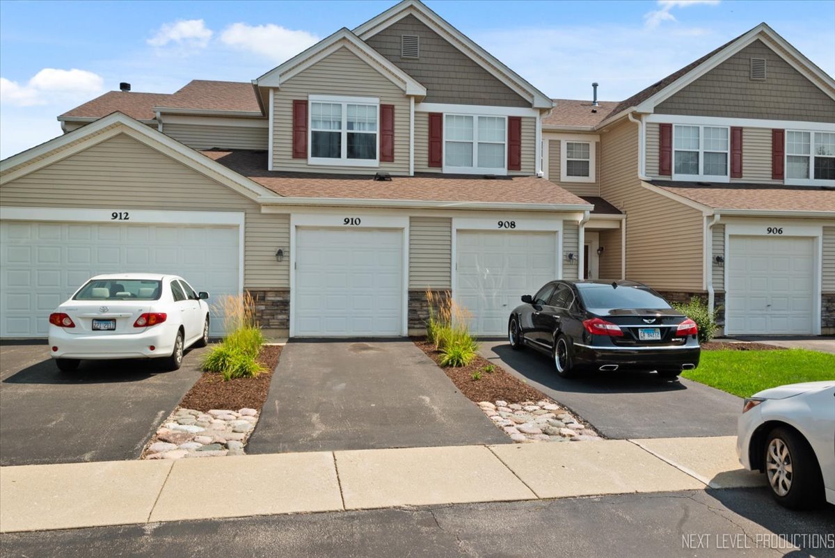 910 Genesee Drive, Naperville, IL 60563