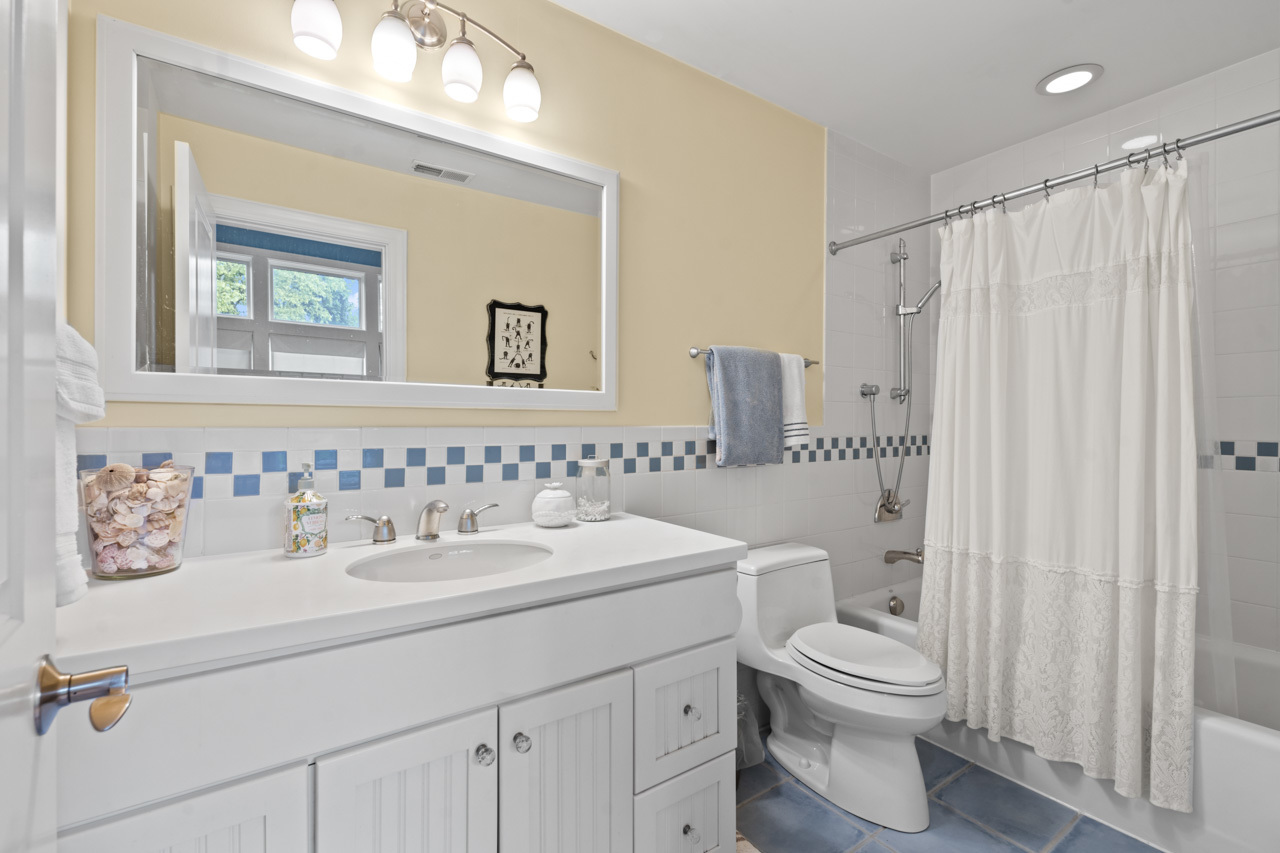 860 Kenton Road, Deerfield, IL 60015