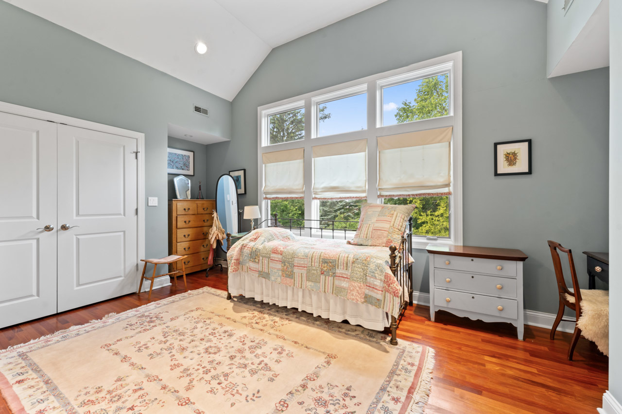 860 Kenton Road, Deerfield, IL 60015