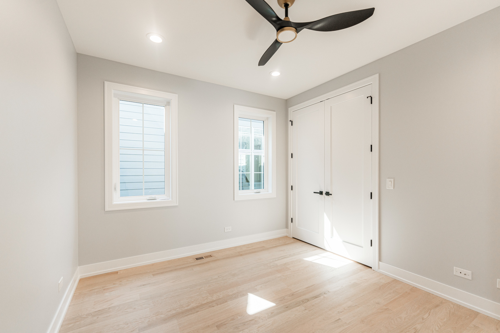 2218 W Oakdale Avenue, Chicago, IL 60618