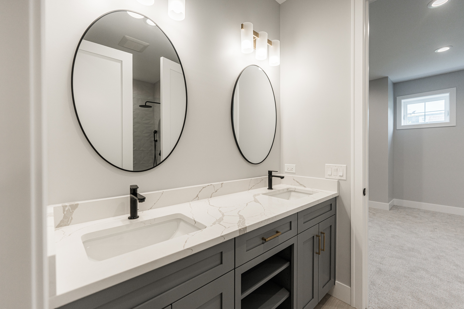 2218 W Oakdale Avenue, Chicago, IL 60618