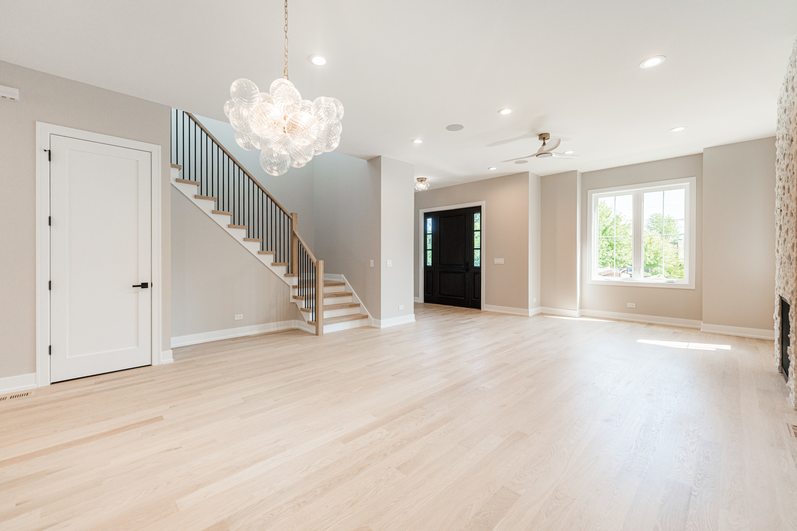 2218 W Oakdale Avenue, Chicago, IL 60618