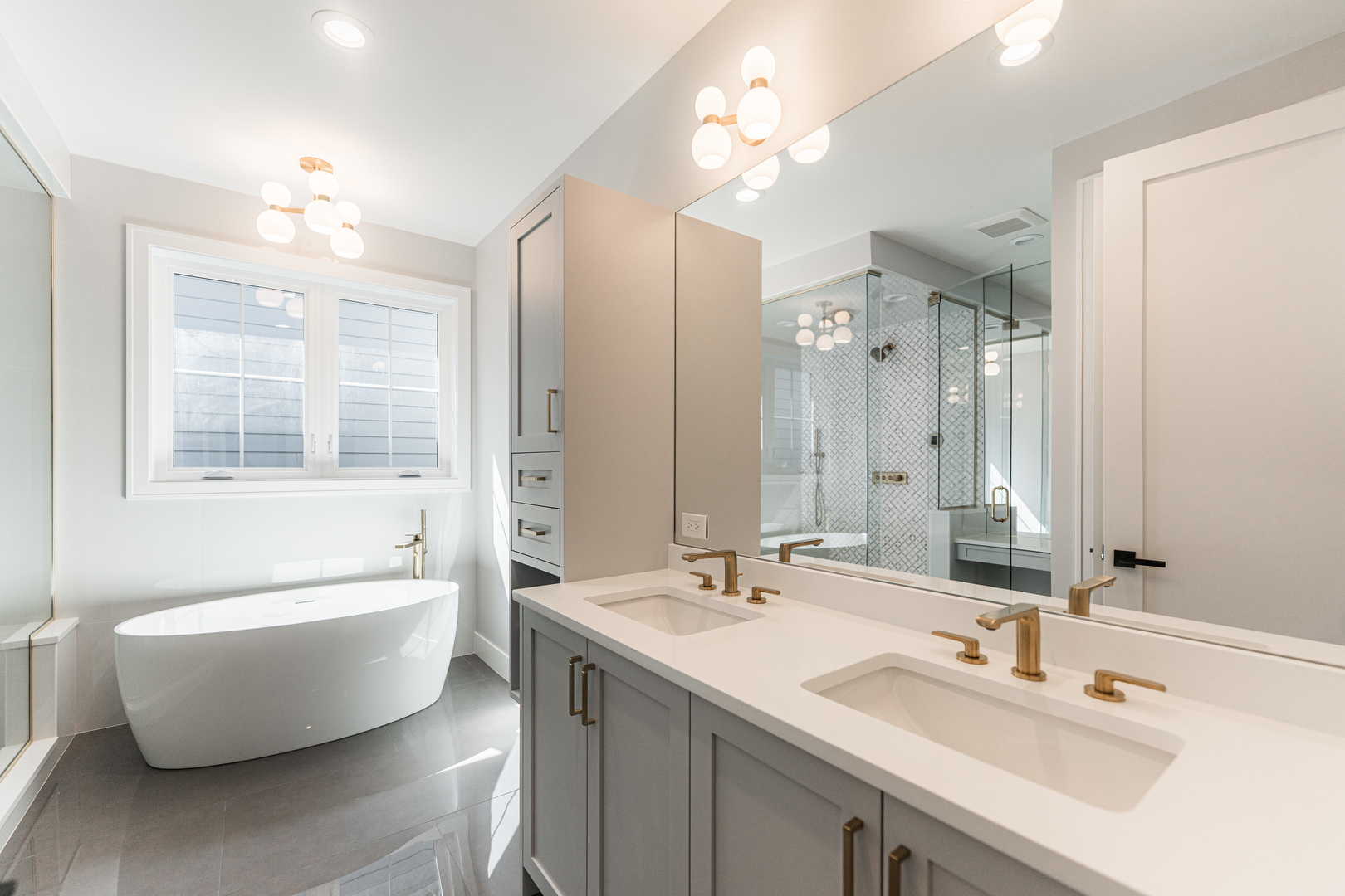 2218 W Oakdale Avenue, Chicago, IL 60618