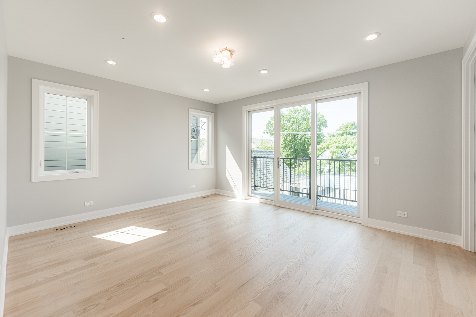 2218 W Oakdale Avenue, Chicago, IL 60618