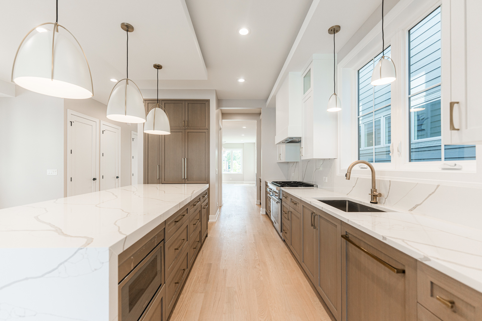 2218 W Oakdale Avenue, Chicago, IL 60618