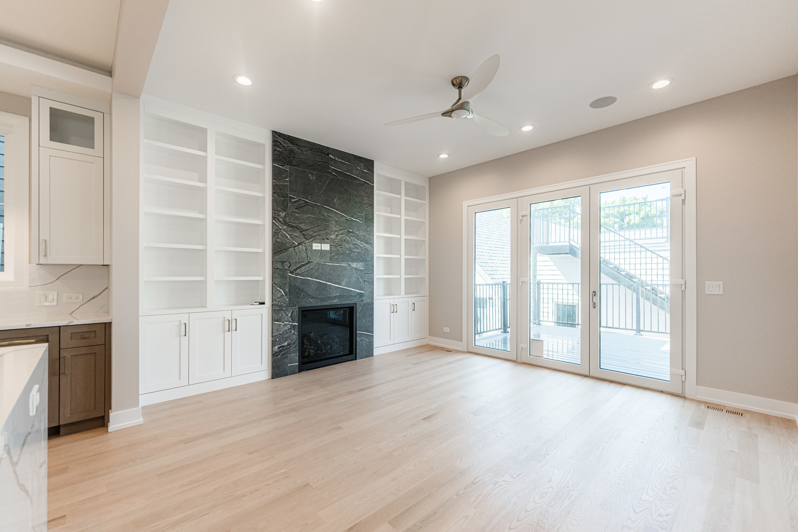 2218 W Oakdale Avenue, Chicago, IL 60618