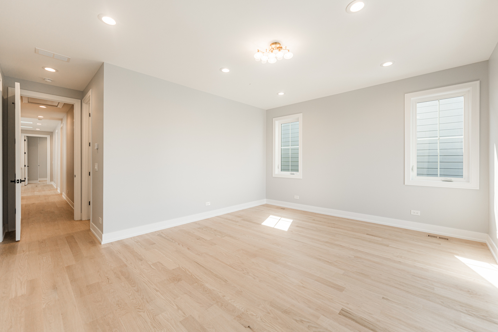 2218 W Oakdale Avenue, Chicago, IL 60618