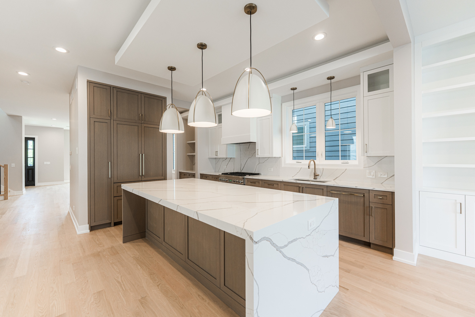2218 W Oakdale Avenue, Chicago, IL 60618