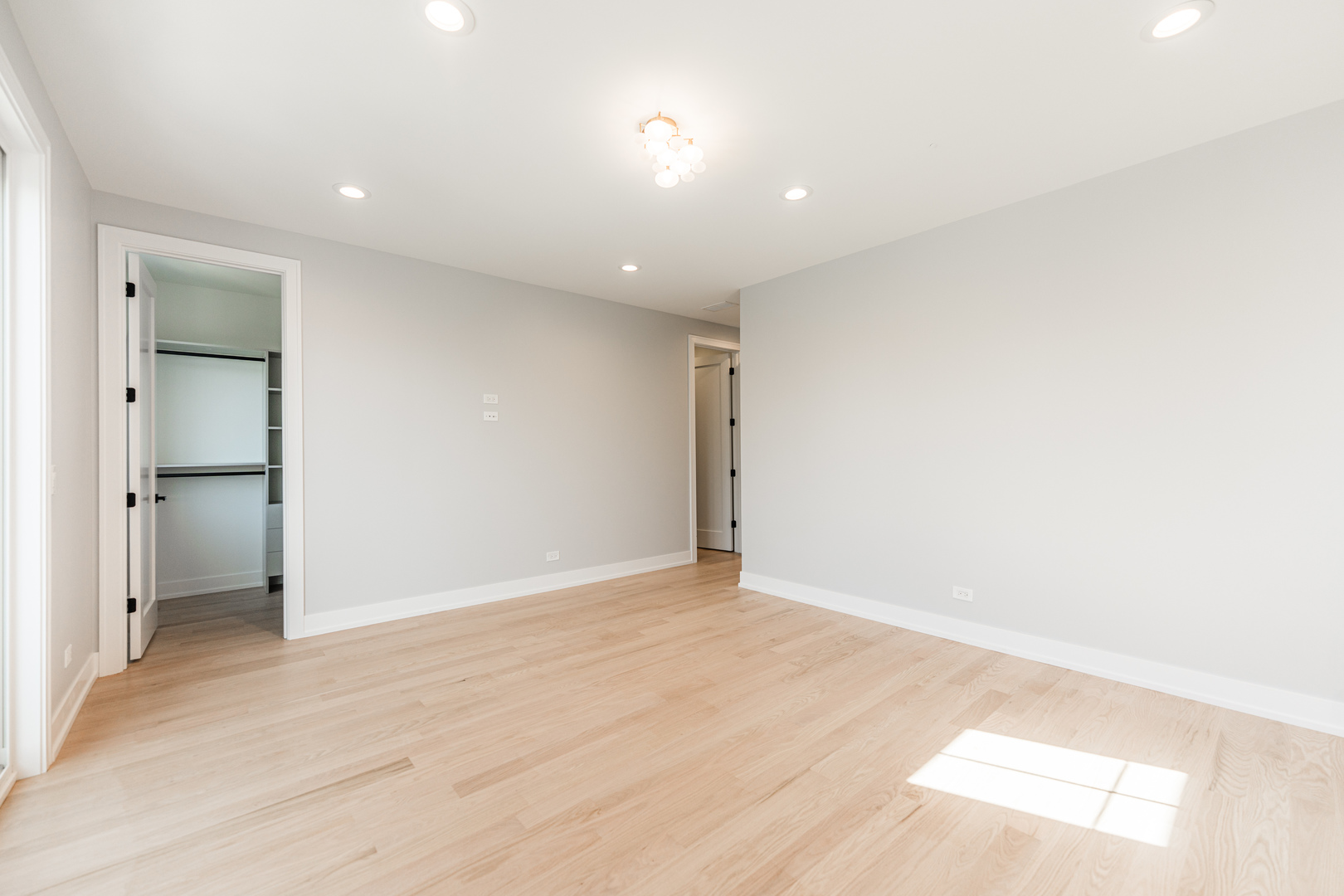 2218 W Oakdale Avenue, Chicago, IL 60618
