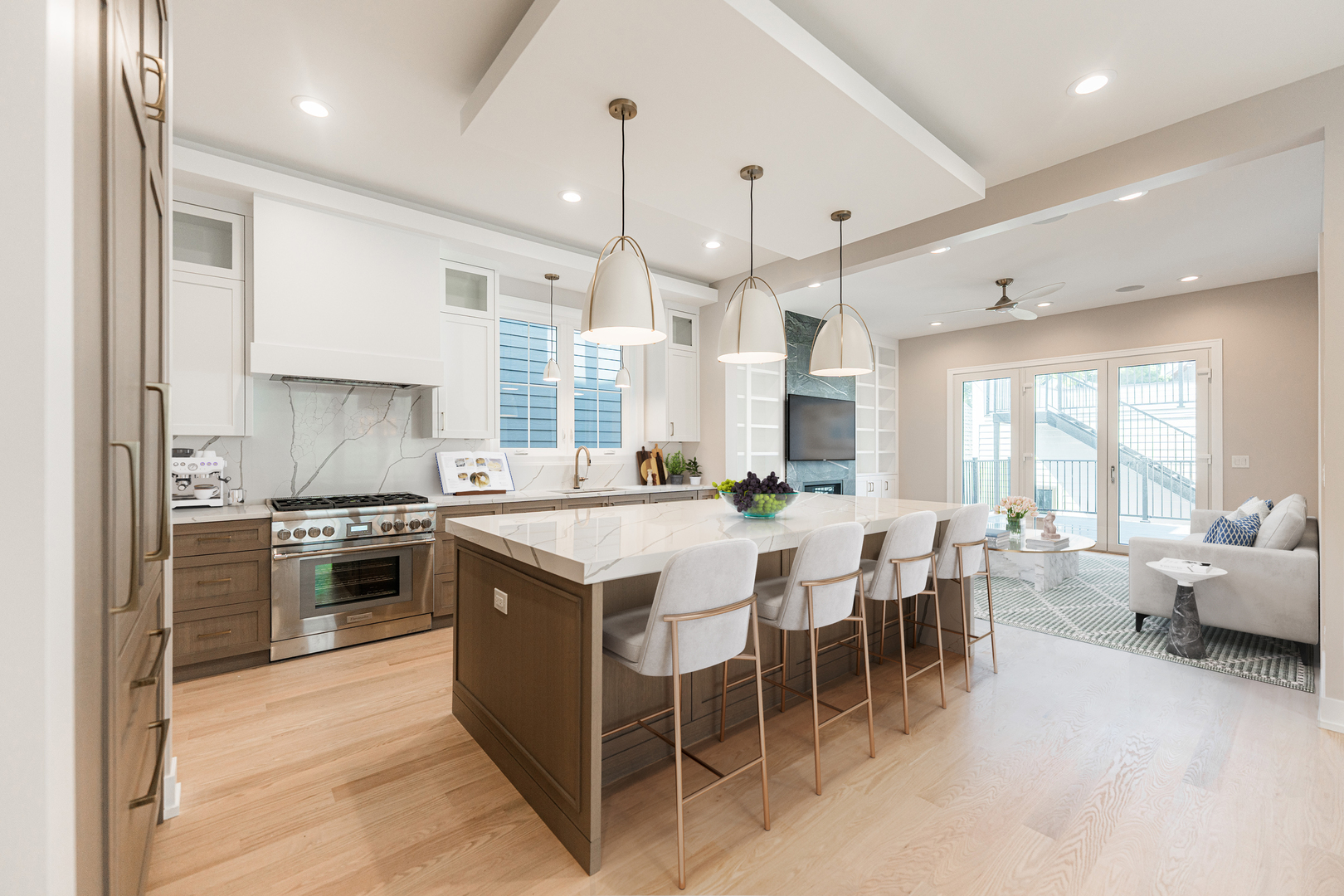 2218 W Oakdale Avenue, Chicago, IL 60618