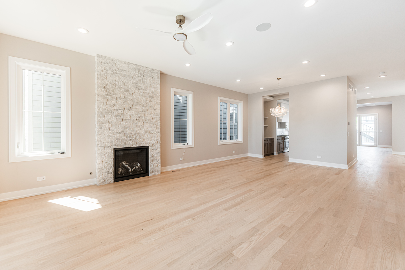 2218 W Oakdale Avenue, Chicago, IL 60618
