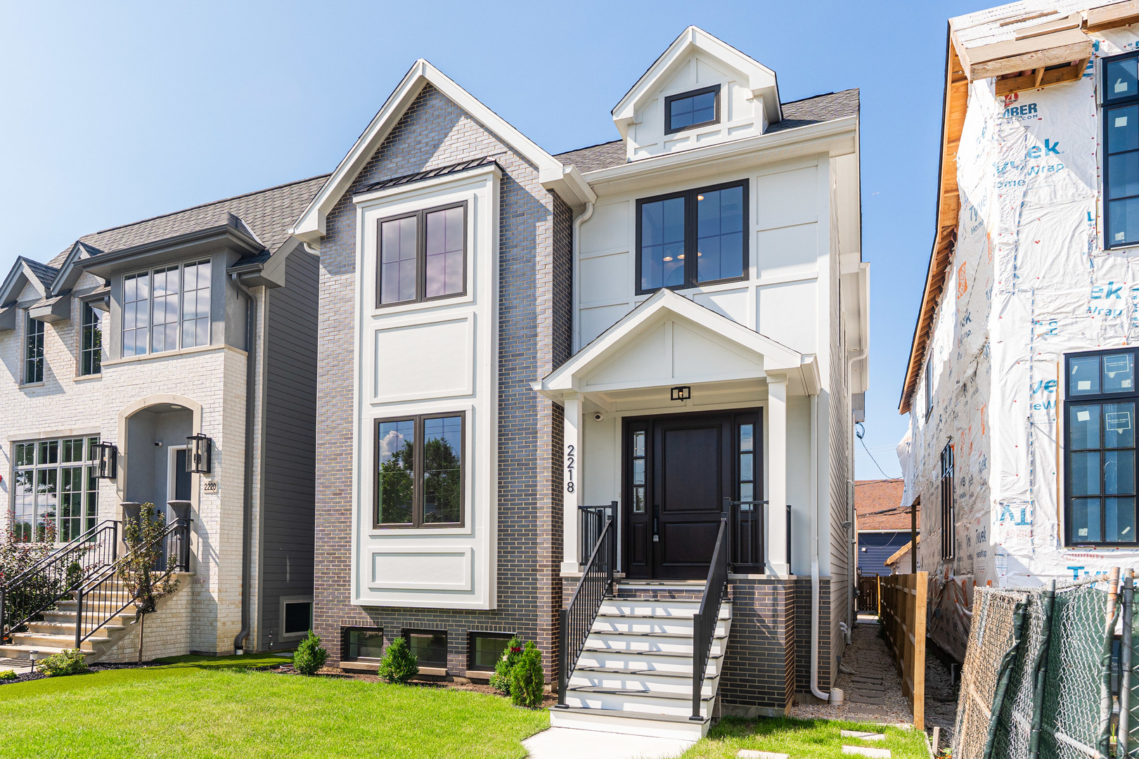2218 W Oakdale Avenue, Chicago, IL 60618