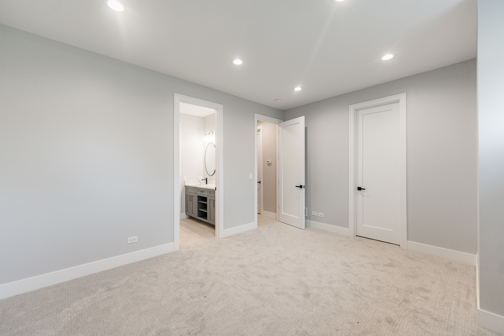 2218 W Oakdale Avenue, Chicago, IL 60618