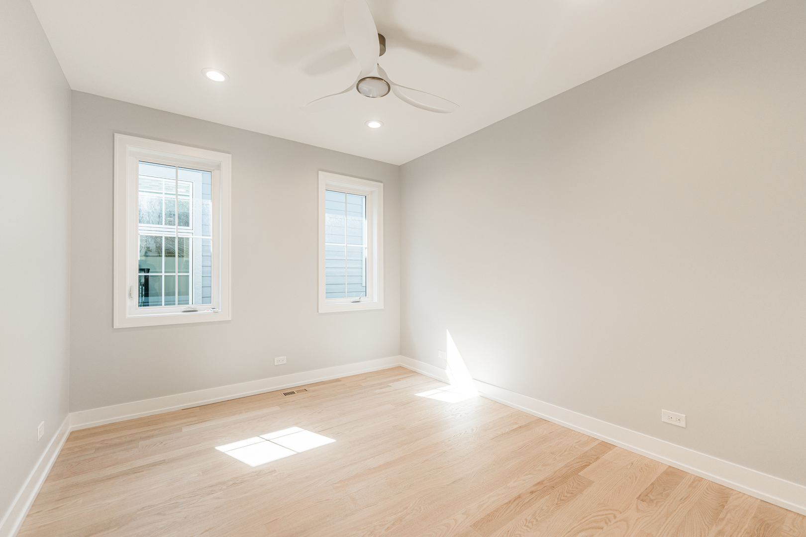 2218 W Oakdale Avenue, Chicago, IL 60618