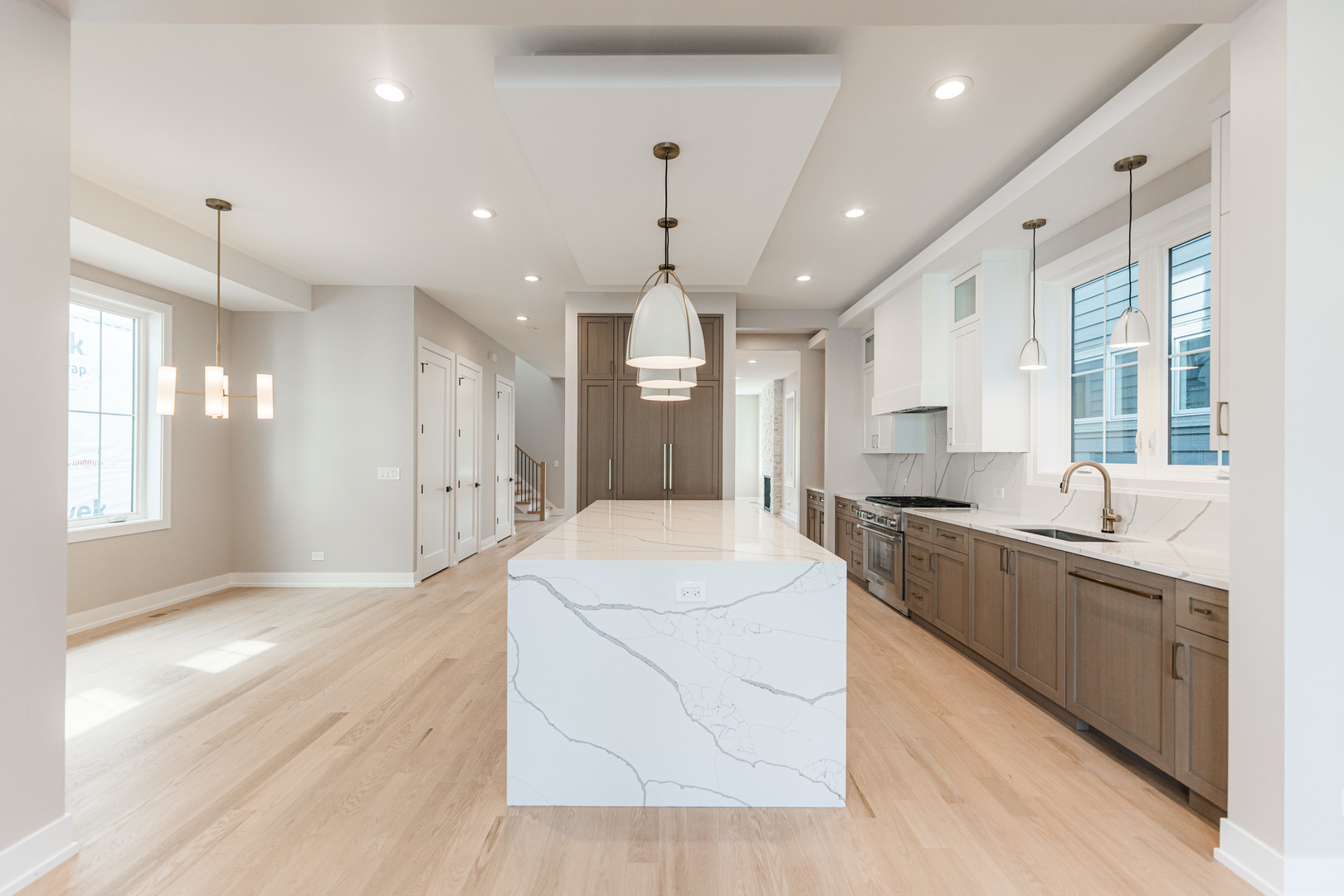 2218 W Oakdale Avenue, Chicago, IL 60618