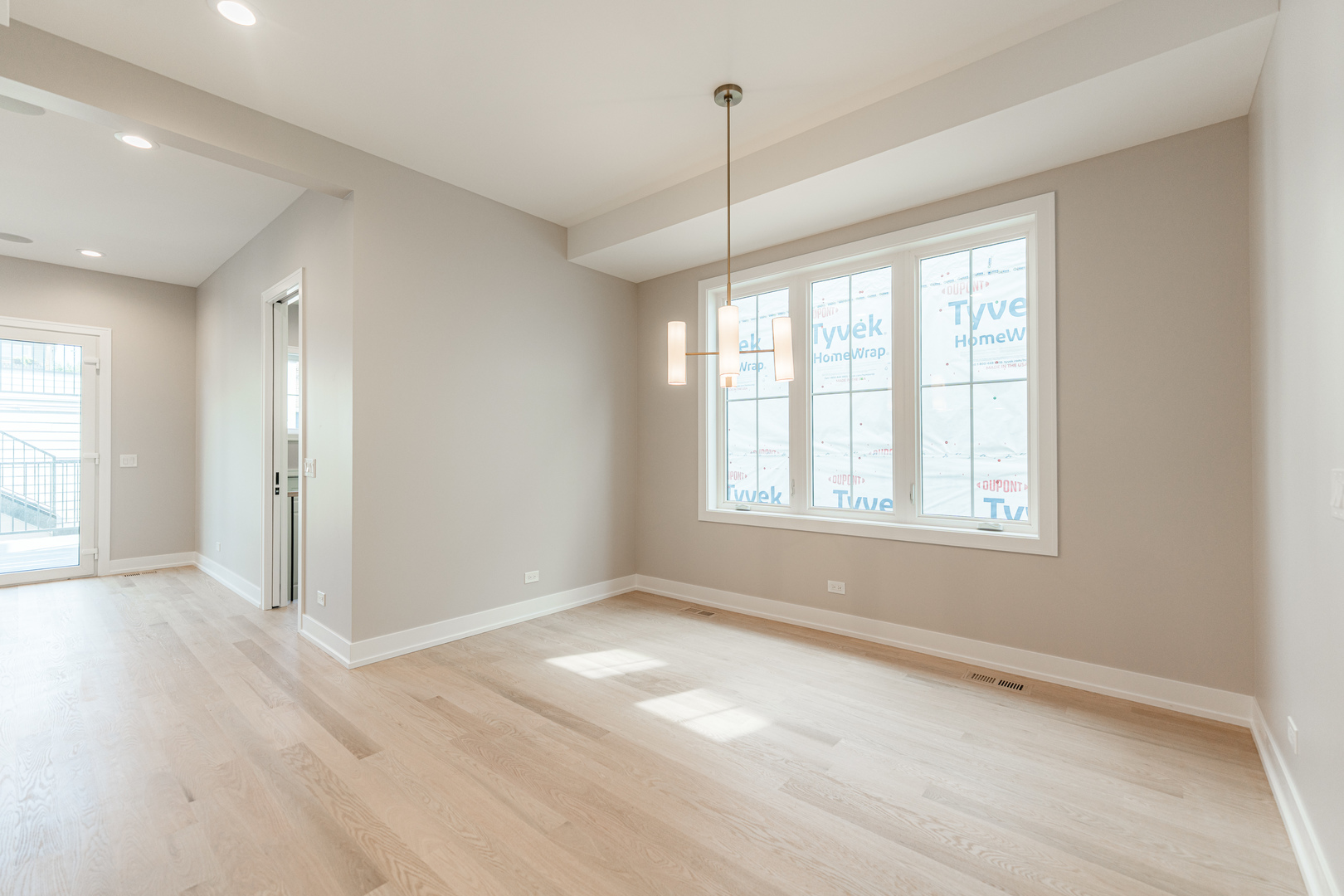 2218 W Oakdale Avenue, Chicago, IL 60618