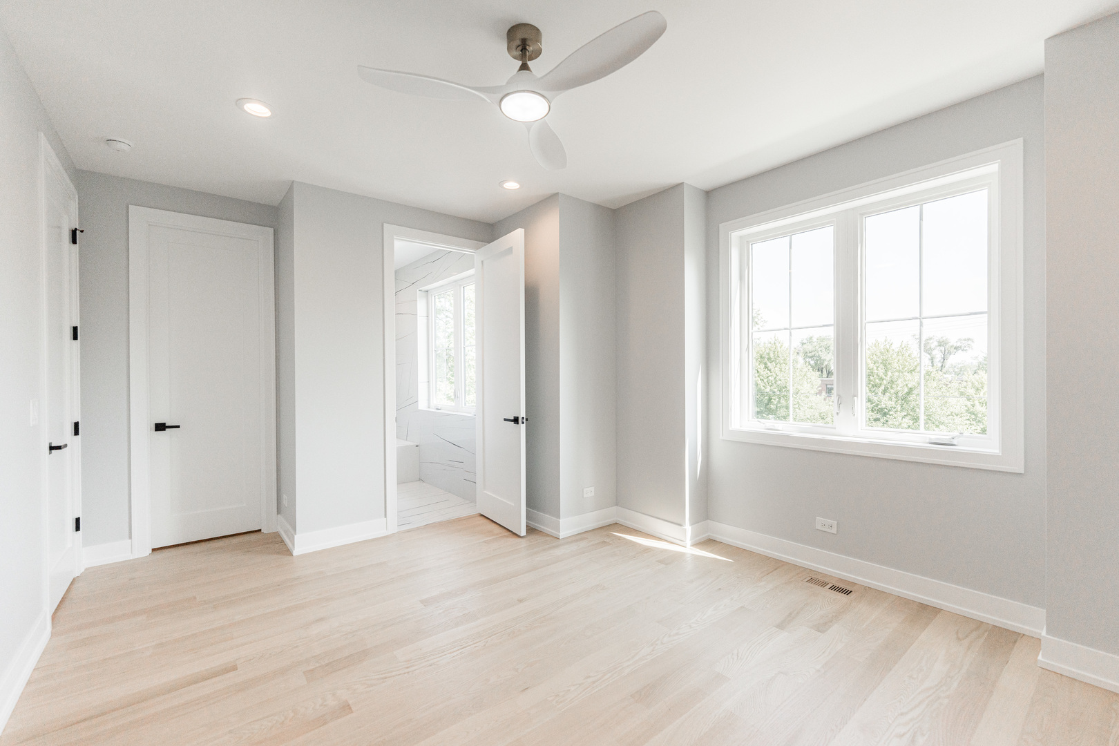 2218 W Oakdale Avenue, Chicago, IL 60618