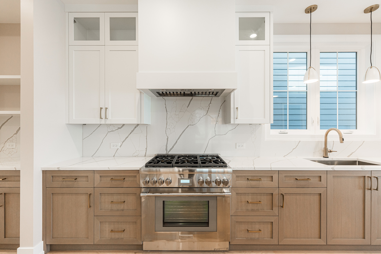 2218 W Oakdale Avenue, Chicago, IL 60618