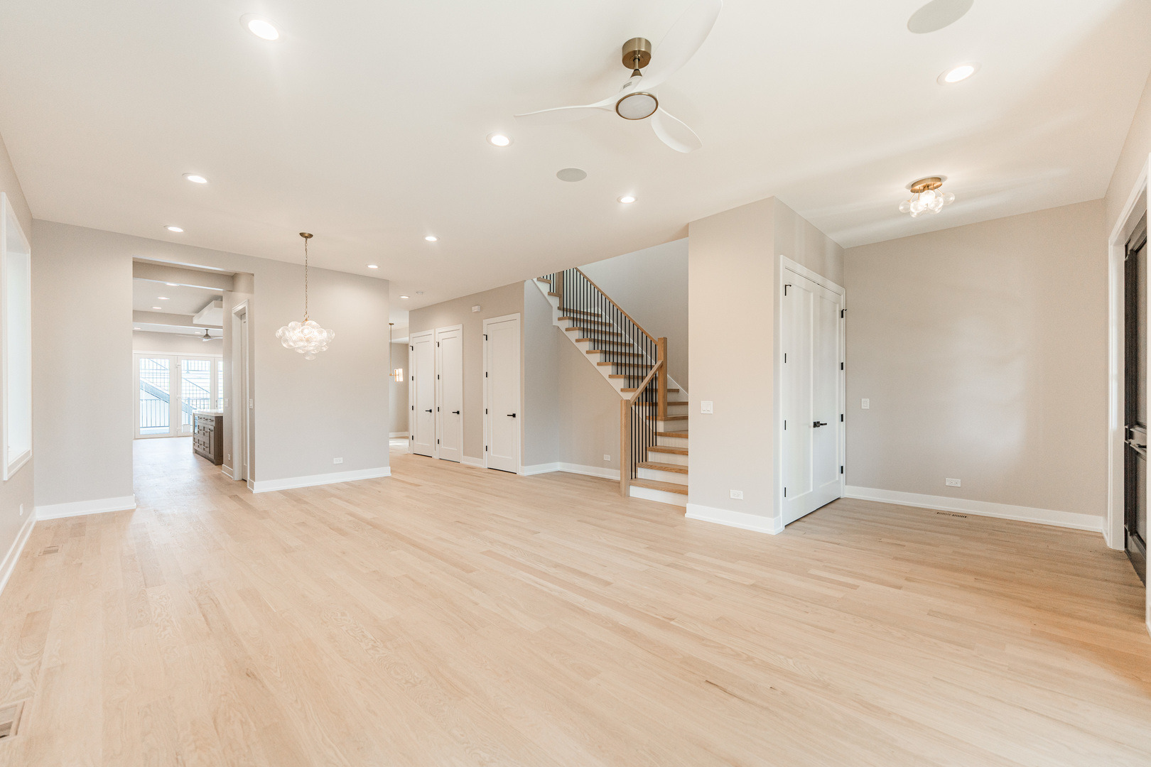 2218 W Oakdale Avenue, Chicago, IL 60618