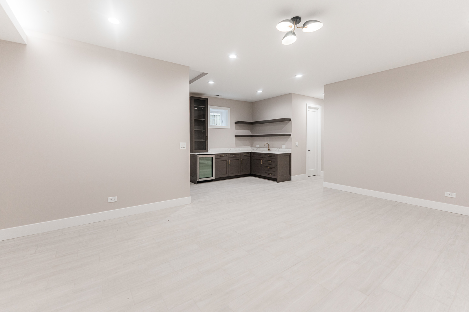 2218 W Oakdale Avenue, Chicago, IL 60618