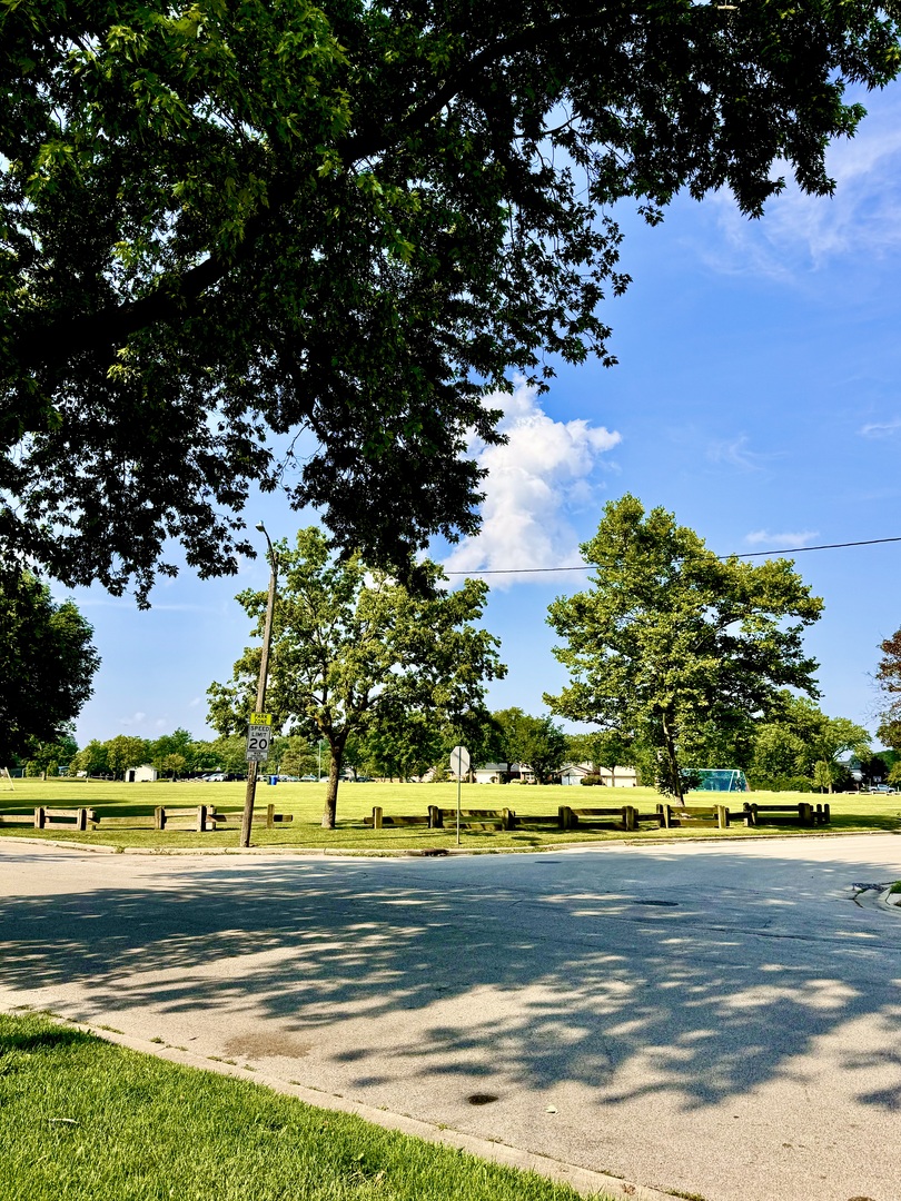 8253 N Western Avenue, Niles, IL 60714