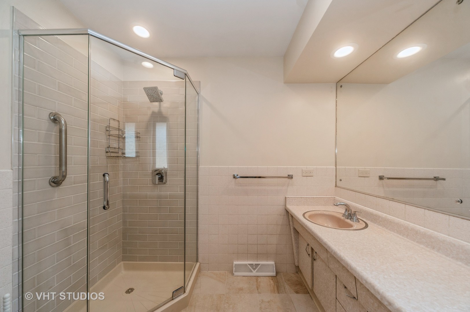 8253 N Western Avenue, Niles, IL 60714