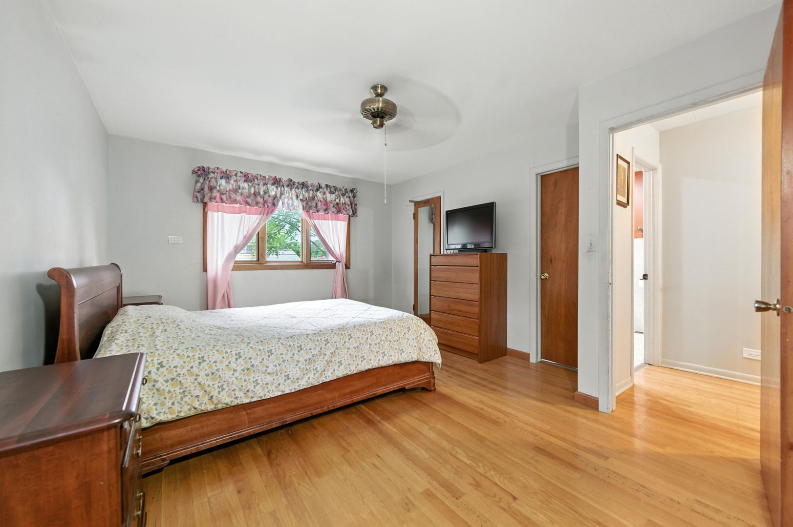 826 S Roosevelt Avenue, Arlington Heights, IL 60005