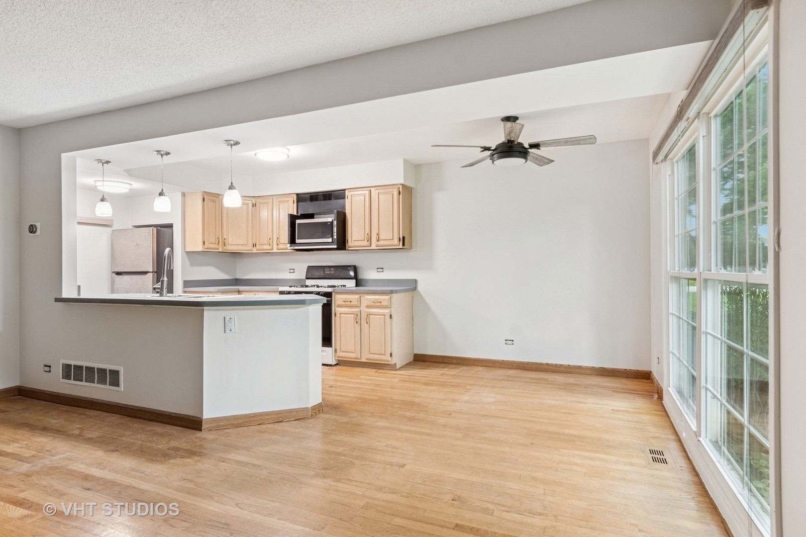1657 Williamsburg Court #E, Wheaton, IL 60189