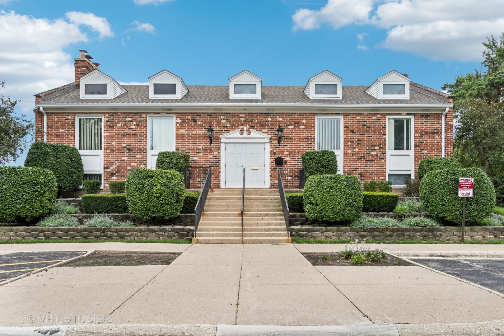 1657 Williamsburg Court #E, Wheaton, IL 60189