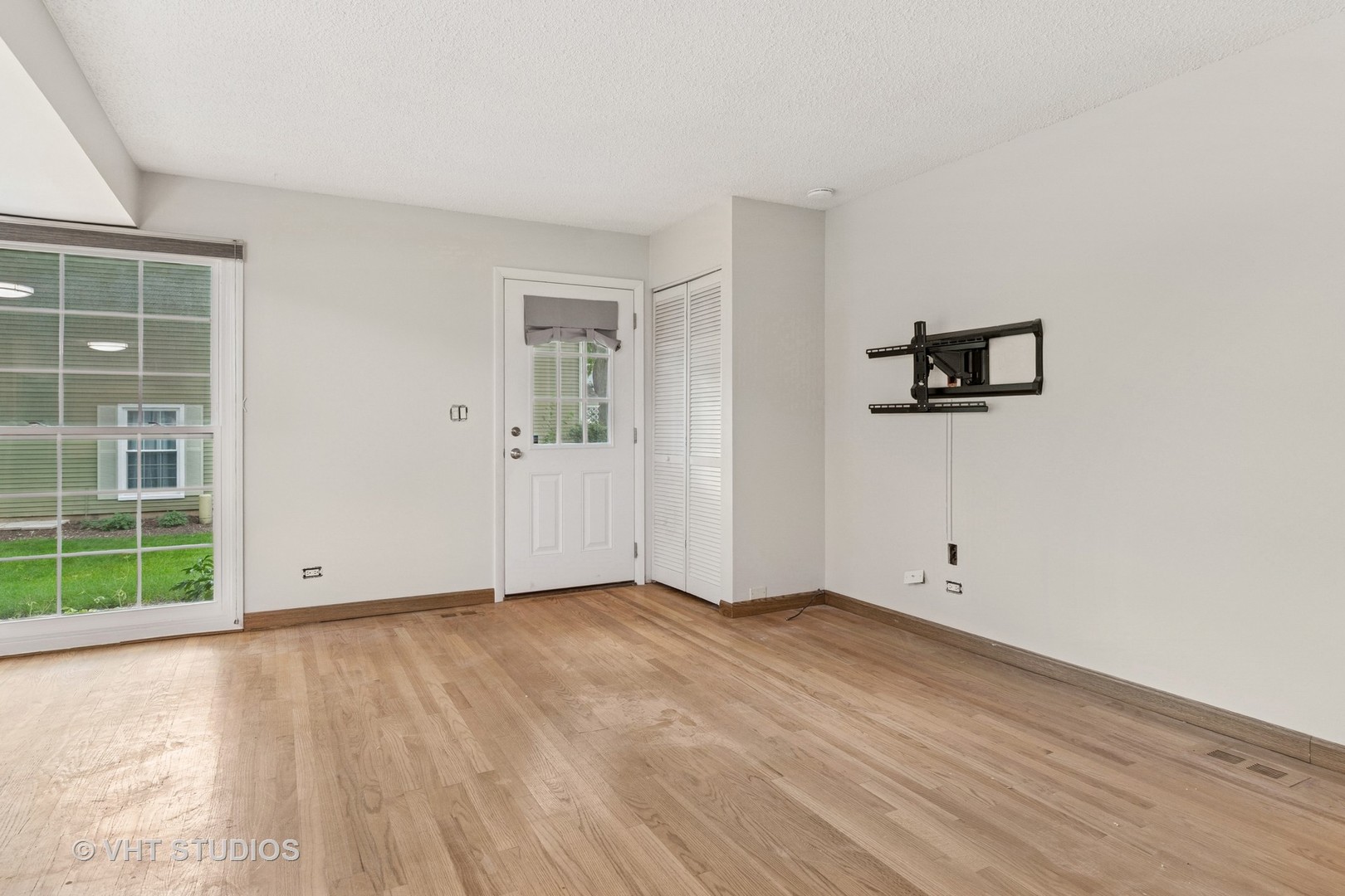 1657 Williamsburg Court #E, Wheaton, IL 60189