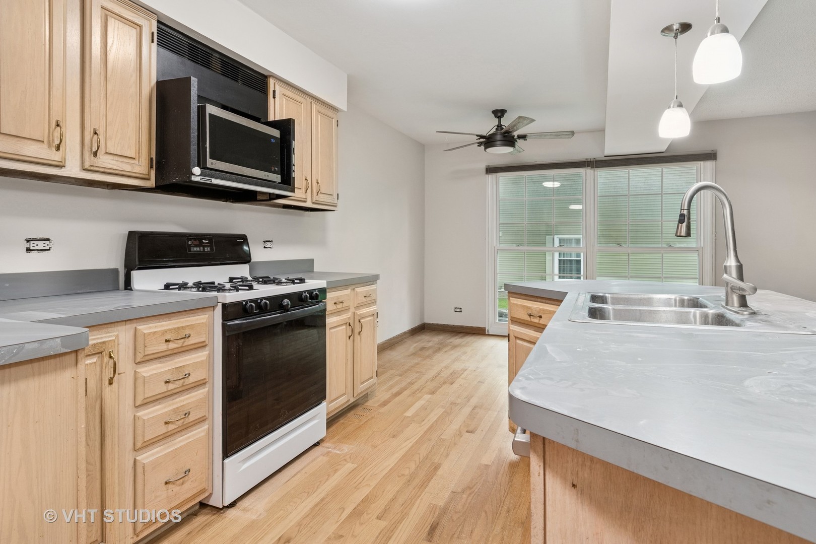 1657 Williamsburg Court #E, Wheaton, IL 60189