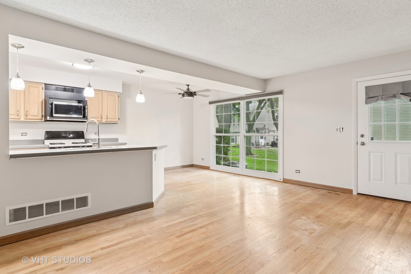 1657 Williamsburg Court #E, Wheaton, IL 60189