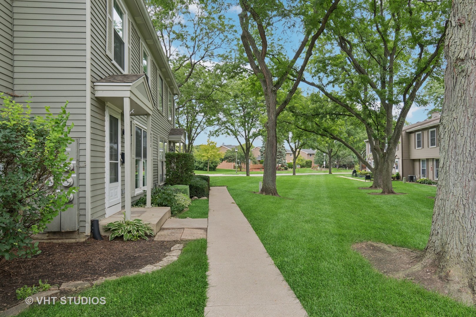 1657 Williamsburg Court #E, Wheaton, IL 60189