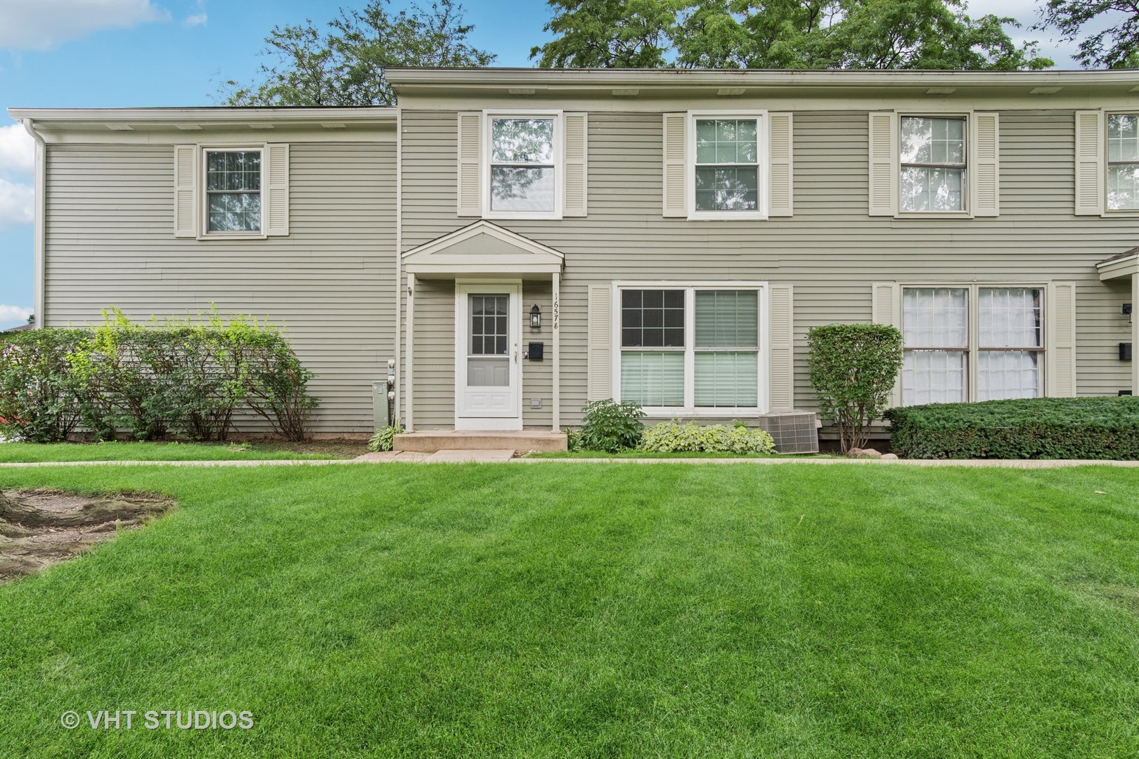 1657 Williamsburg Court #E, Wheaton, IL 60189