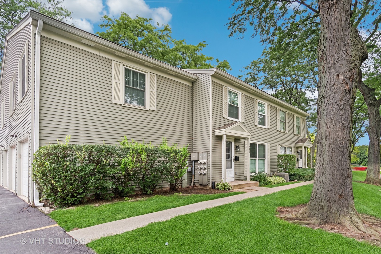 1657 Williamsburg Court #E, Wheaton, IL 60189