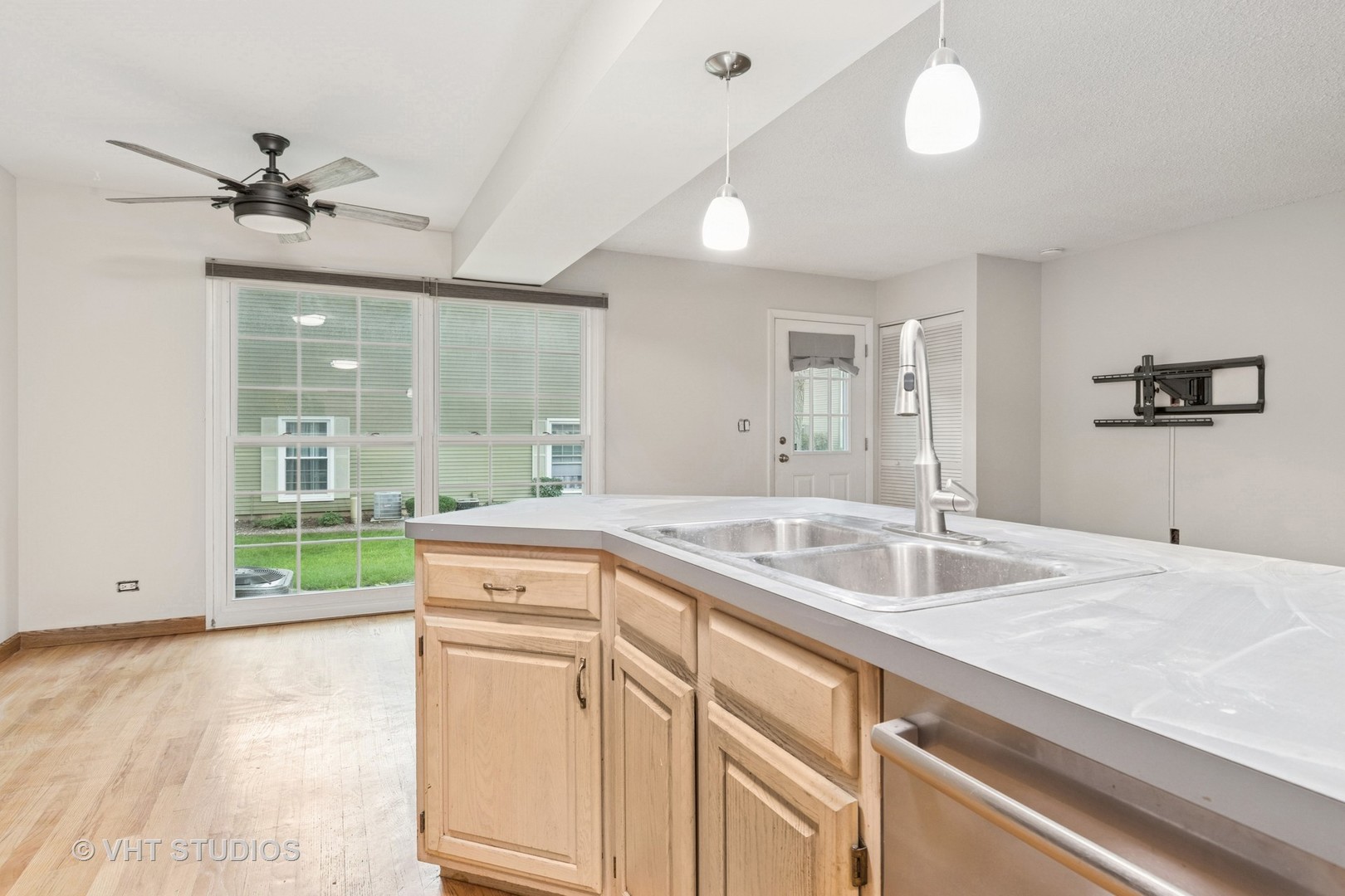 1657 Williamsburg Court #E, Wheaton, IL 60189