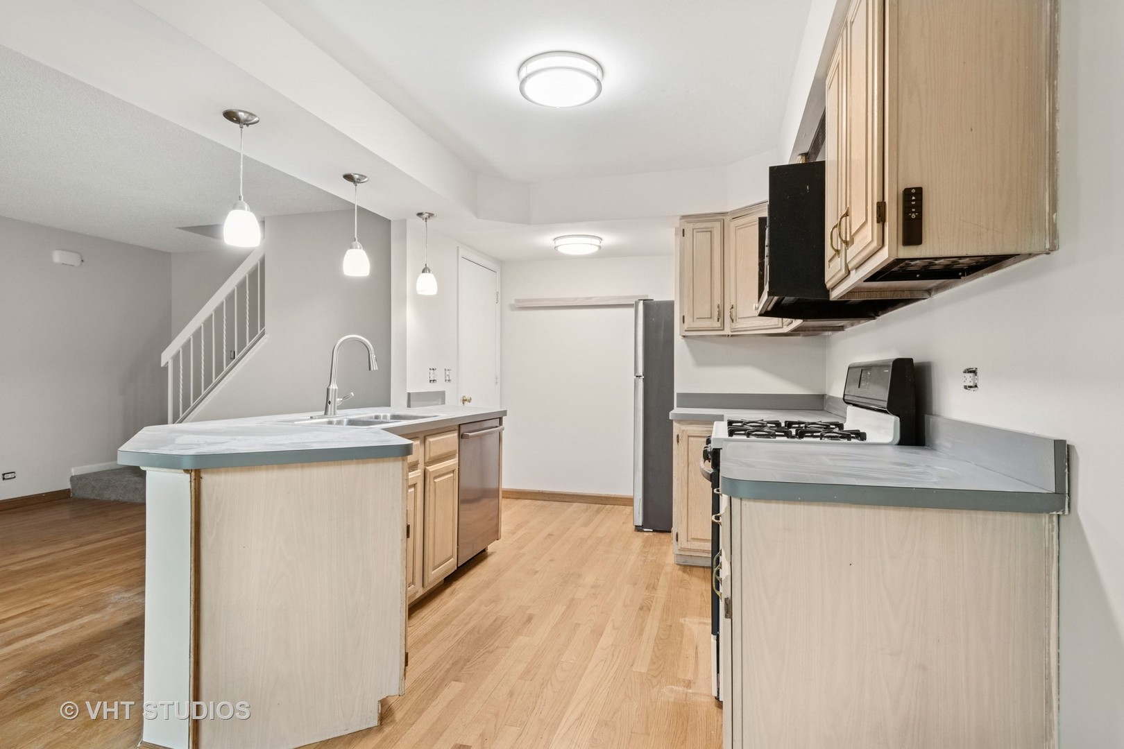 1657 Williamsburg Court #E, Wheaton, IL 60189