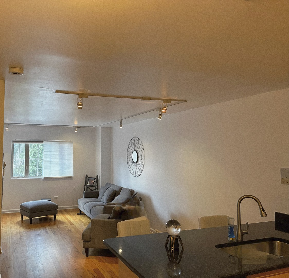 6400 N Sacramento Avenue #205, Chicago, IL 60645