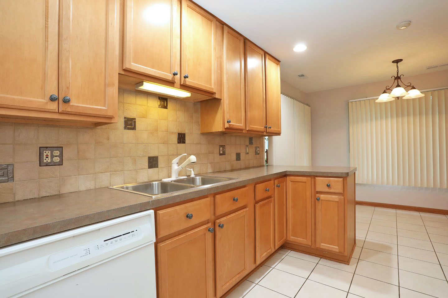 960 Yosemite Trail #A1, Roselle, IL 60172