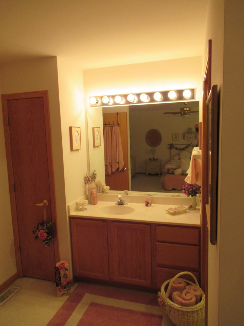 201 Woodland Way, Bloomingdale, IL 60108