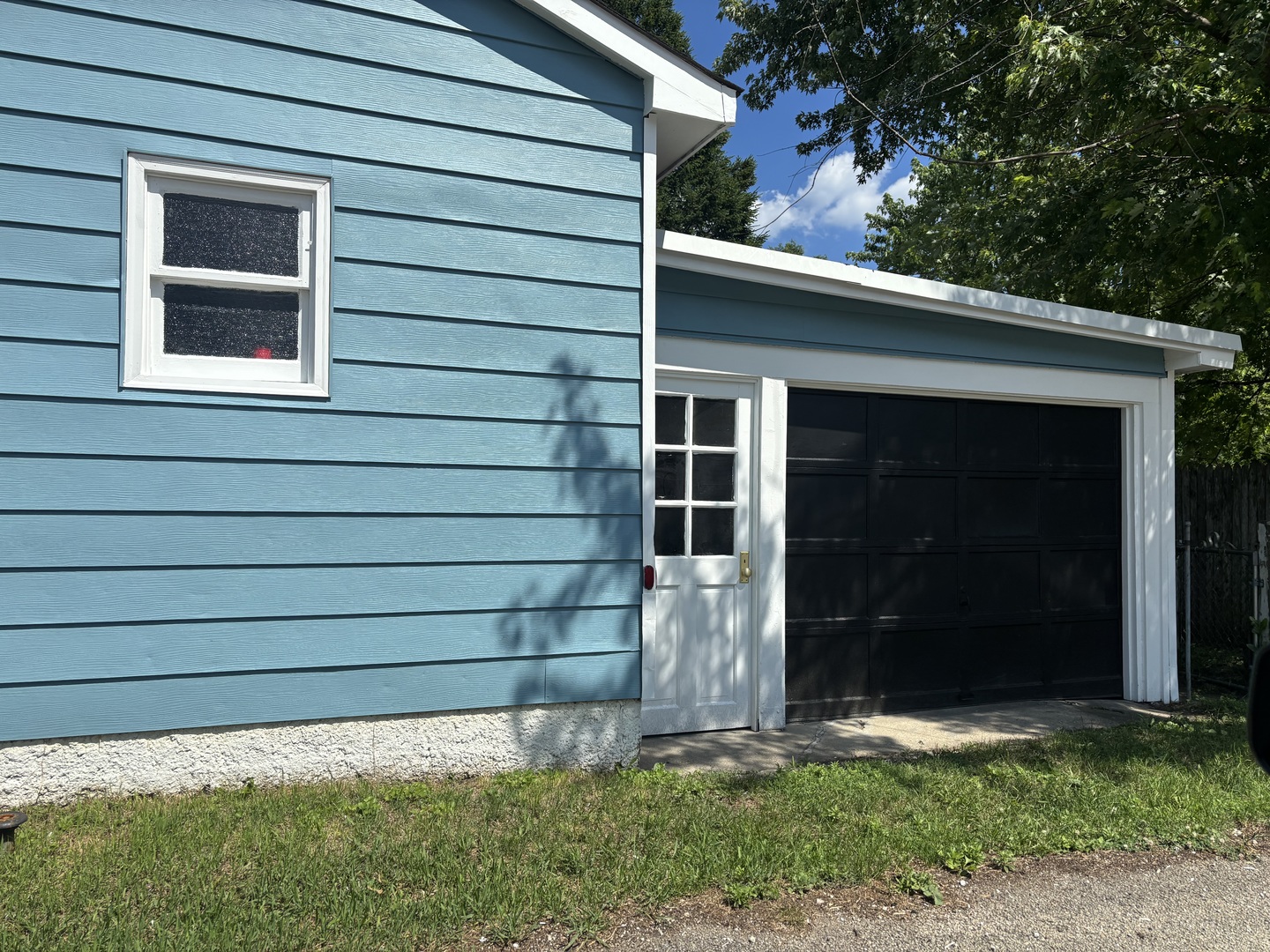 2816 Emmaus Avenue, Zion, IL 60099