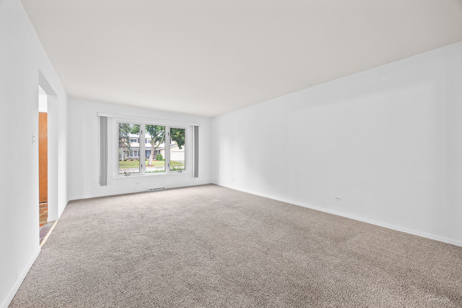 405 E Valley Lane, Arlington Heights, IL 60004